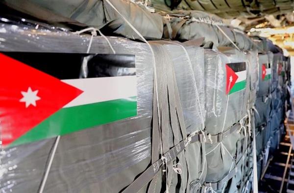 الأردن ينفذ إنزالًا جويًا جديدًا محملاً بـ35 طن مساعدات إنسانية إلى غزة