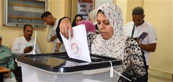  السيدة "هنية" بعد الإدلاء بصوتها فى انتخابات الشيوخ:"عندي أمل كبير بلدنا تبقى أفضل"