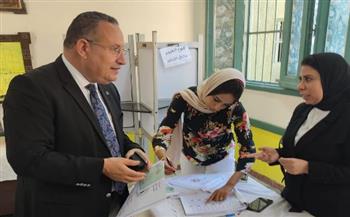   رئيس جامعة الإسكندرية يُدلي بصوته في انتخابات مجلس الشيوخ