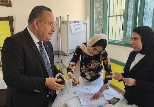 رئيس جامعة الإسكندرية يُدلي بصوته في انتخابات مجلس الشيوخ