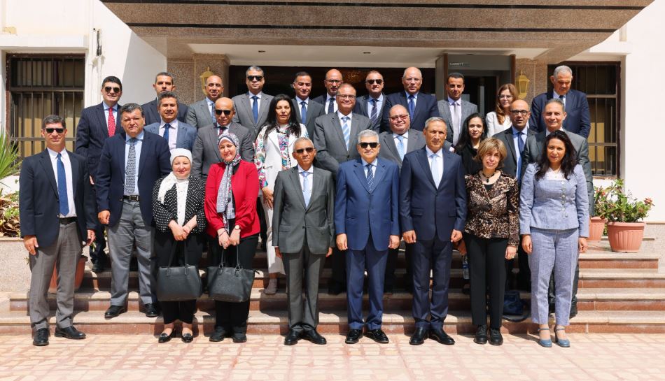رئيس هيئة قناة السويس يلتقي وفدا دبلوماسيا