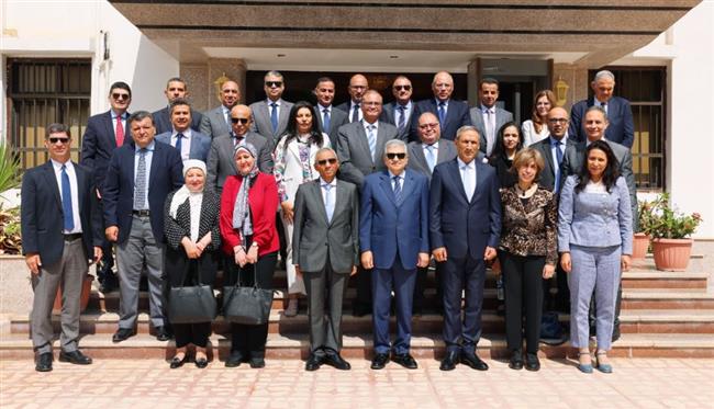 رئيس هيئة قناة السويس يلتقي وفدا دبلوماسيا