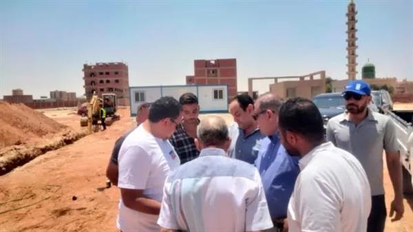 رئيس مدينة الشروق يتفقد مشروع التغذية الرئيسي بالمياه بعددٍ من المجاورات بمنطقة الرابية
