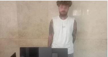ضبط رسام أوشام يمارس عمله على أجساد السيدات بطريقة خادشة للحياء