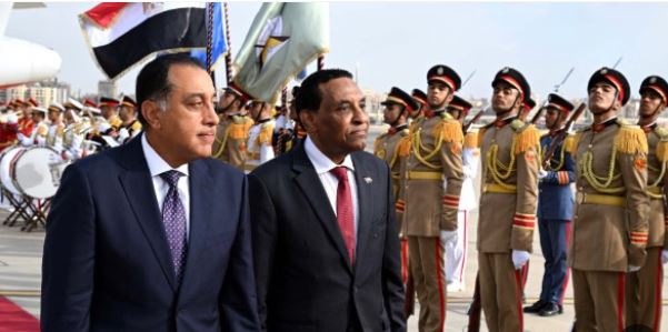 بعد قليل.. مؤتمر صحفي لرئيسي وزراء مصر والسودان