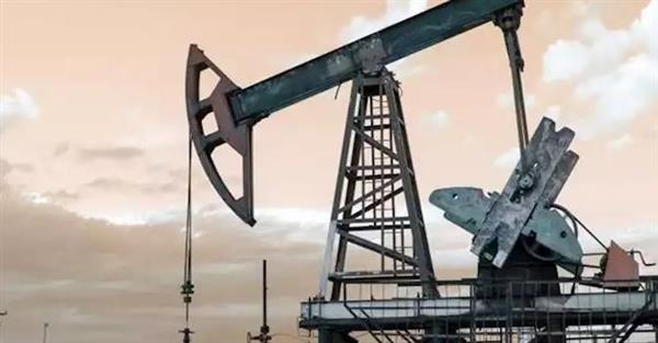 النفط يرتفع 1% بفعل قوة الطلب الأمريكي رغم الضبابية الاقتصادية