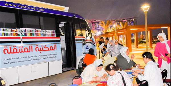 إقبال جماهيري كثيف على المكتبات المتنقلة بمهرجان العلمين