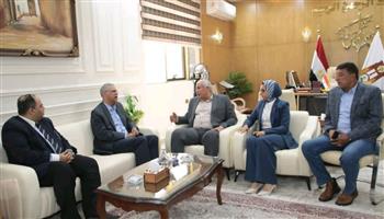   محافظ الوادي الجديد يلتقي وفد شركة فوسفات مصر لبحث انشاء أول مدرسة تعدينية