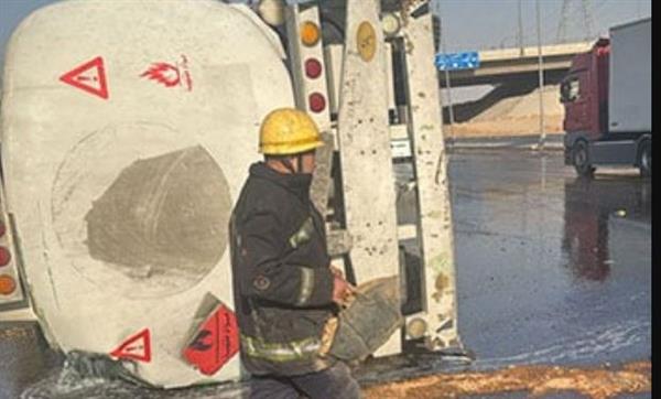 انقلاب سيارة محملة بمواد بترولية بطريق السويس الصحراوي