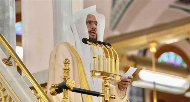 إمام المسجد النبوي : الجوع في غزة سلّ سيفه على رقاب وهنت من الألم وجفت حلوقها من الظمأ