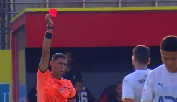 "الكرتي" لاعب بيراميدز يحصل على البطاقة الحمراء الأولى في الموسم الجديد للدوري