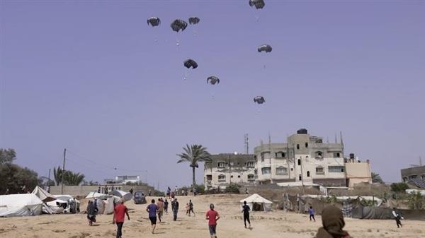 إيطاليا تنفذ أولى عملياتها للإنزال الجوي للمساعدات على قطاع غزة