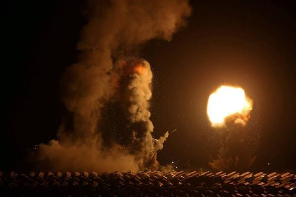 إعلام سوري: قوات الاحتلال تطلق 5 قنابل مضيئة في محيط تل كروم بريف القنيطرة الأوسط