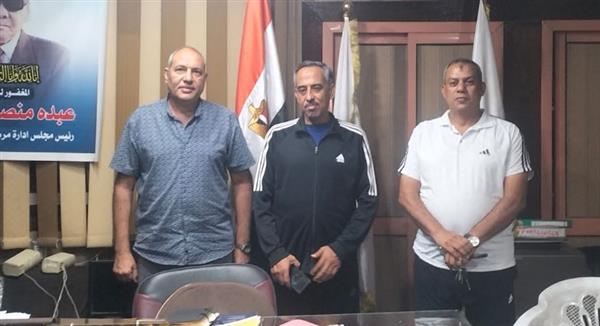 شوقي يبدأ جولاته الميدانية بزيارة مفاجئة لمركز شباب قنا