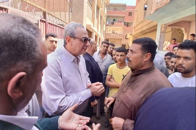 محافظ الغربية في جولة بشوارع عزبة أبووافي بالمحلة لحل عاجل لمشكلة الصرف الصحي 