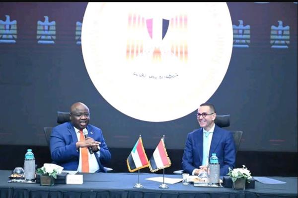 وزير الاستثمار والتجارة الخارجية يستقبل وزير المعادن بدولة السودان الشقيقة
