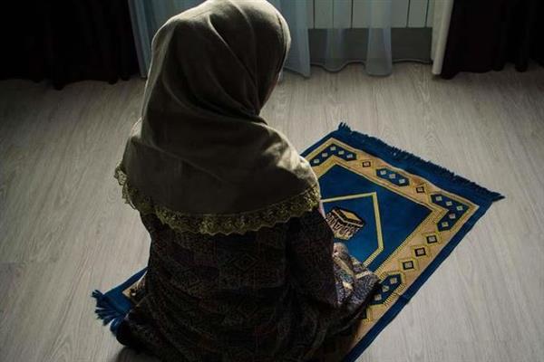 حكم ظهور قدم المرأة في الصلاة.. دار الإفتاء توضح