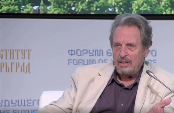 والد "إيلون ماسك" يروي كيف تحدى تحذيرات ابنه وعائلة ملكية أوروبية وزار موسكو