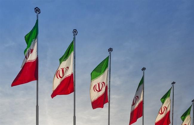 طهران تستدعى سفير بريطانيا بعد نزع محتج علم البلاد من سفارة إيران فى لندن