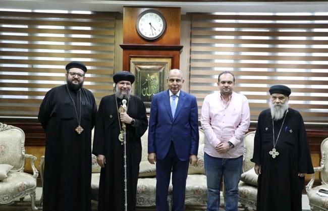 محافظ المنيا يلتقي مطران ديرمواس لبحث القضايا الخدمية والتنموية