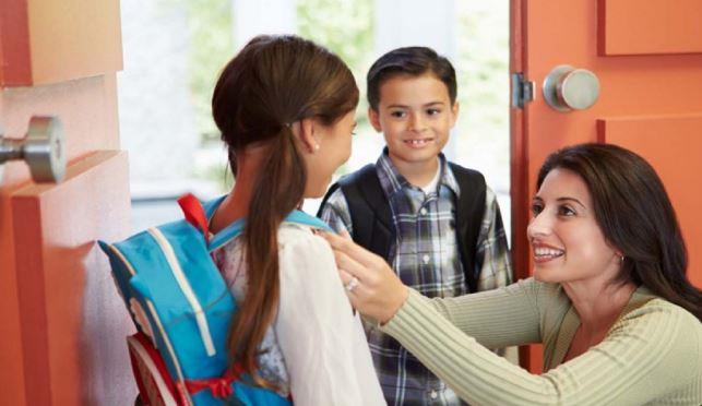 نصائح نفسية للأمهات.. كيف تساعدين طفلك على التكيف مع المدرسة لأول مرة؟