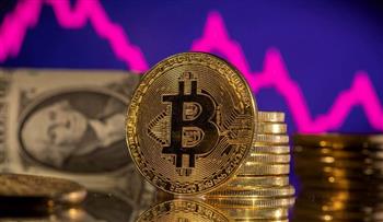   تراجع العملات الرقمية بقيادة "بيتكوين" وسط ترقب بيانات التضخم