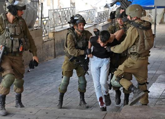 قوات الاحتلال الإسرائيلي تعتقل 3 فلسطينيين وتقتحم عدة قرى بالضفة