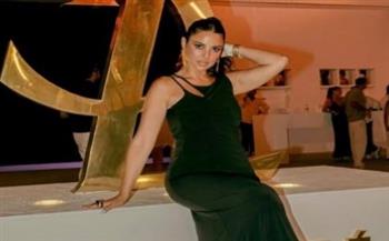   الفنانة درة.. الأسود يليق بها