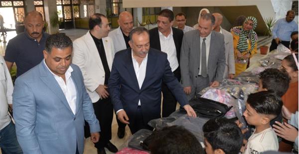 محافظ أسيوط يشهد إطلاق مبادرة "فرحتهم بشنطتهم