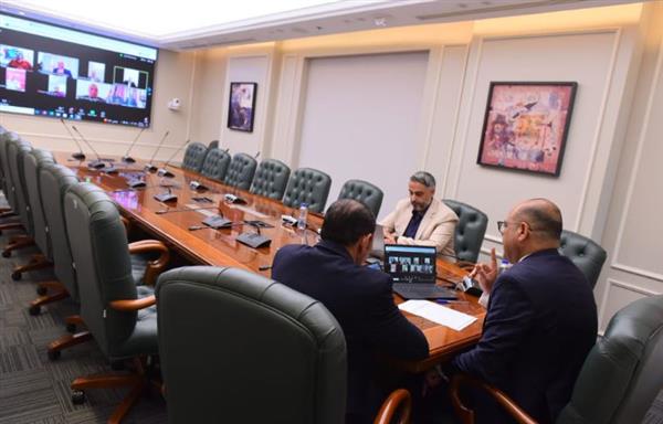 وزير العمل يعقد إجتماعًا مع مديري المديريات ويوجه بتكثيف حملات التفتيش على تراخيص عمل الأجانب