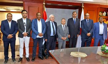   محافظ سوهاج يستقبل نقيب الأطباء والوفد المرافق له