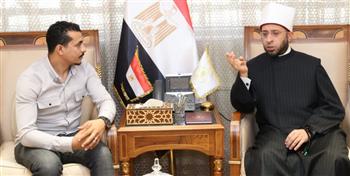   وزير الأوقاف يستقبل نجل الشهيد خالد عبد العال 