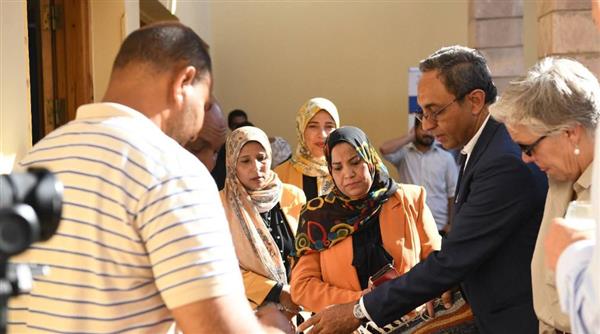 محافظ قنا والسفير النرويجي يتفقدان مشروع سكاتك للطاقة الشمسية بنجع حمادي