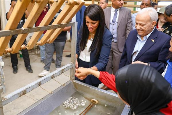 وزيرة التخطيط تستهل زيارتها لمحافظة قنا بوضع حجر الأساس لمصنع تربية ديدان القز وإنتاج الحرير الطبيعي