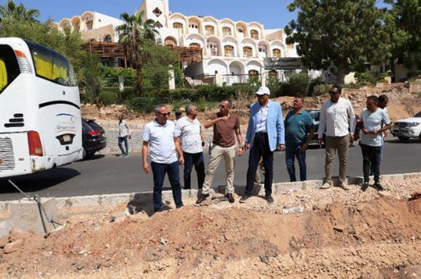 محافظ أسوان يتفقد الأعمال الجارية بمشروع تطوير وتوسعة وتجميل طريق السادات