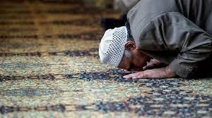 هل أقضي صلاة العشاء في الصباح حال نسيانها أم أنتظر حتى المساء؟
