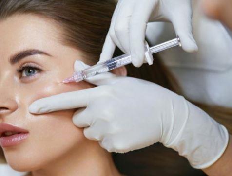 من التجميل إلى “مثلث الخطر”.. كيف كادت حقنة فيلر تحرم بلوجر من أنفها وبصرها