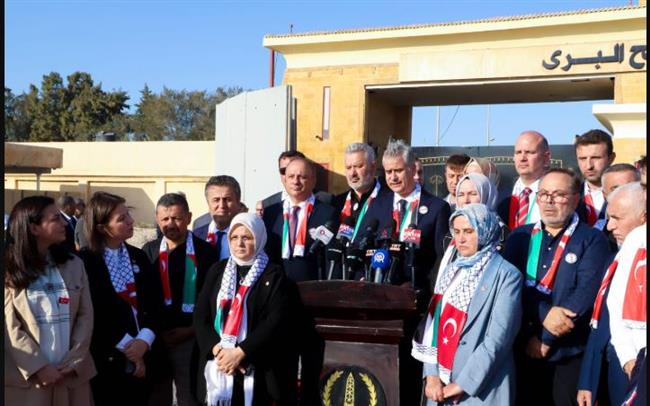 وفد برلماني تركي رفيع يزور معبر رفح ويلتقي المسؤولين المصريين تضامناً مع غزة