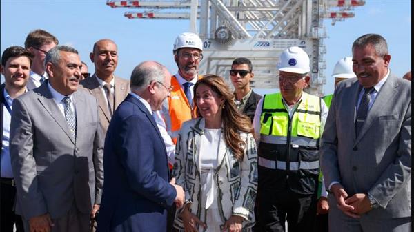 السفيرة الأمريكية والوفد التجاري فى زيارة لميناء دمياط