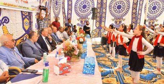 محافظ أسيوط يشهد توزيع حقائب مدرسية بقرية النواورة بالبداري