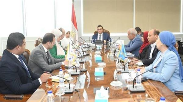 وزير الإسكان يتابع ضوابط الإعلانات على الطرق العامة والمحاور