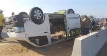 انقلاب ميكروباص يصيب 5 أشخاص على طريق قنا الصحراوي