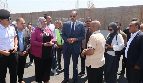 محافظ سوهاج يتفقد أعمال الرصف الجارية بطريق مدخل الكوامل