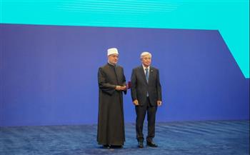   الرئيس الكازاخي يكرم مفتي الجمهورية ويمنحه وسام الشرف تقديرًا لجهوده