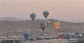   42 رحلة بالون طائر تقل 850 سائحا في سماء الأقصر