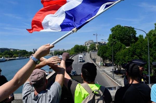 النقابات الفرنسية تهدد رئيس الوزراء الجديد باحتجاجات حاشدة