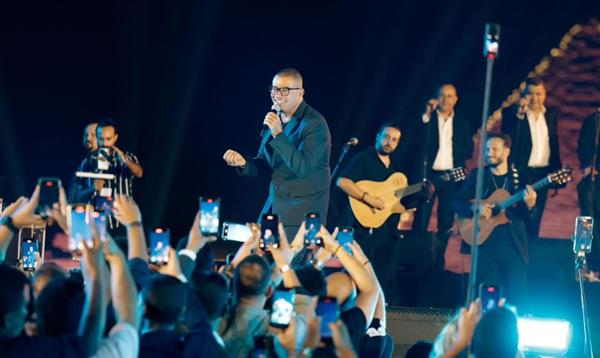 عمرو دياب يتألق في حفل خاص بسفح الأهرامات