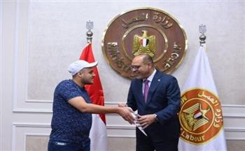   جبران يسلم عقود للشباب للعمل في الإمارات والبوسنة والهرسك 