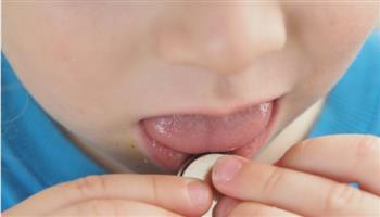 بطارية ساعة كادت تقتل طفلاً.. قصة تحذيرية لكل أسرة