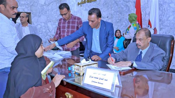 محافظ سوهاج يعقد اللقاء الجماهيري الأسبوعي للاستماع إلى شكاوى وطلبات المواطنين